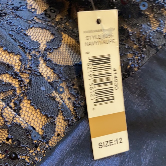 R & M Richards
V Neck Sleeveless long flowing Gown - Picture 5 of 5